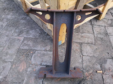 Gambe antiche di legno del banco del ghisa del banco all'aperto senza schienale